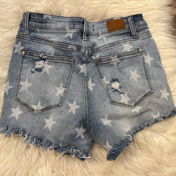 Judy Blue Los‎ Angeles Small Star Print Raw Hem Distressed Stretch Jean Shorts - Picture 2 of 8